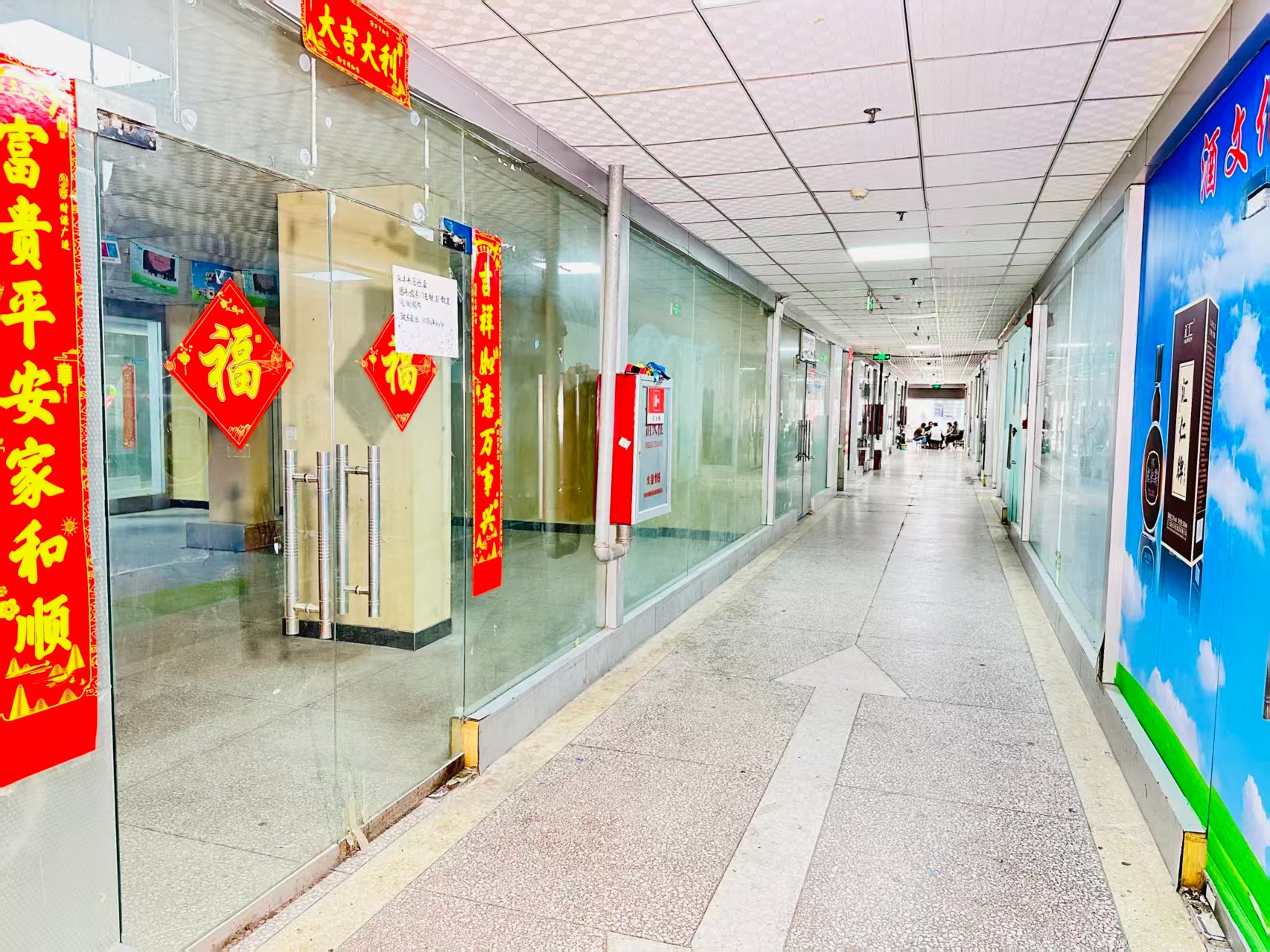 港乾大厦园区位于洛阳市老城区春都路商贸核心区域，周边商业氛围成熟，交通便利，配套完善。依托传统副食品商贸资源，园区具备良好的经营基础和人气优势，是企业办公、商品展示、批发零售及创业发展的理想选择。