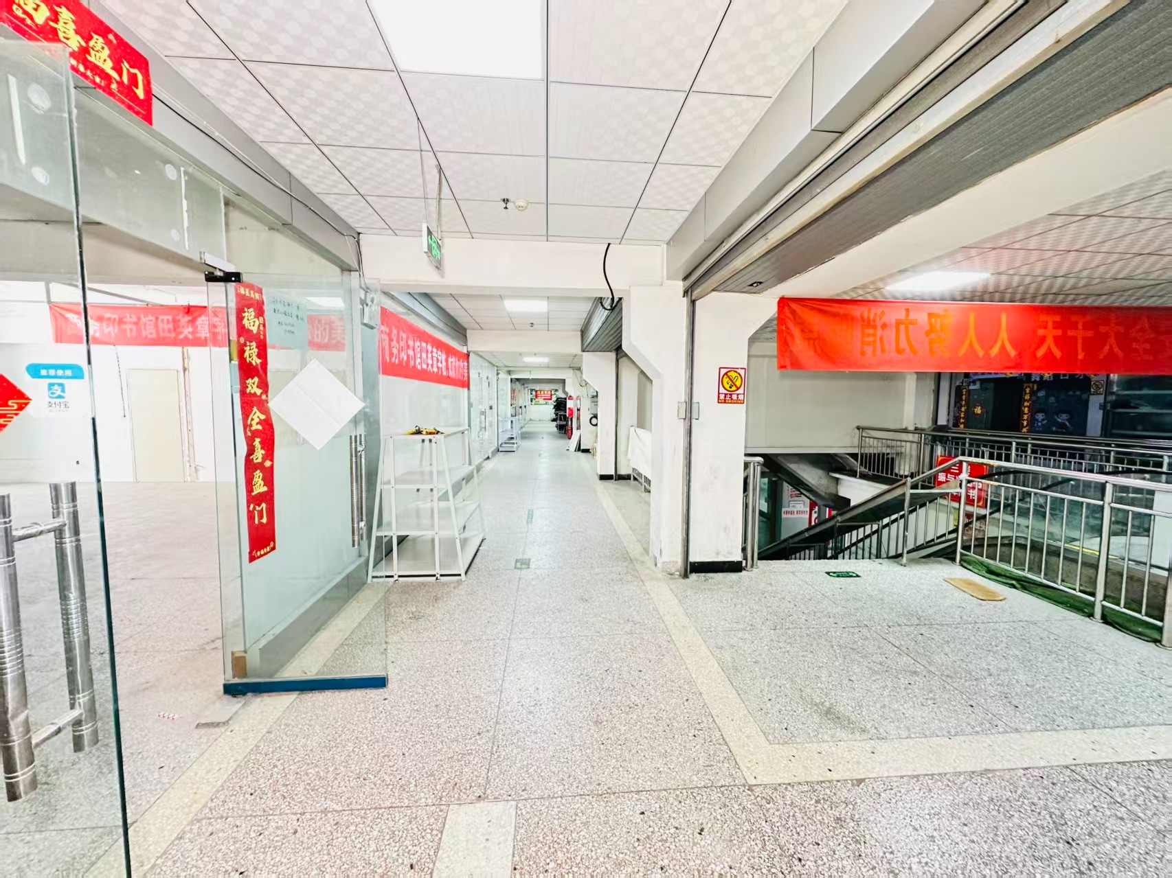港乾大厦引入人工智能技术应用场景，推动AI与商业、零售、电商、企业服务等领域融合发展。